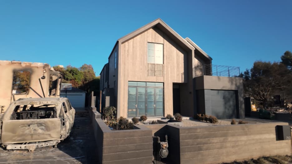 أشبه بمعجزة.. كيف نجى هذا المنزل من حرائق لوس أنجلوس بينما تفحّم كل ما حوله؟