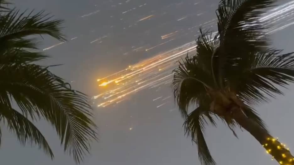 مشاهد مذهلة لحطام صاروخ "سبيس إكس" يتساقط في جزر توركس وكايكوس