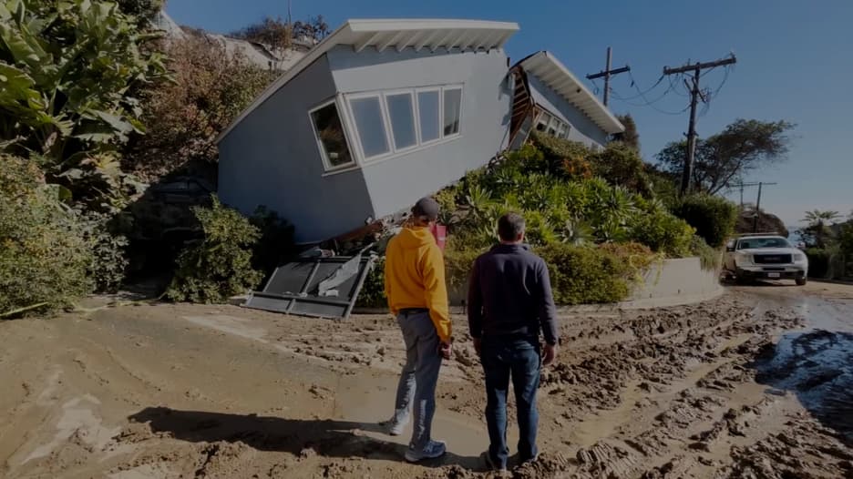 شاهد.. منزل بكاليفورنيا نجا بأعجوبة من الحرائق ينشطر لنصفين بعد أيام بسبب الانهيارات الطينية