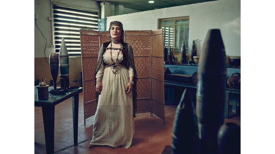 نساء يعملن في إزالة الألغام بالعراق ومصوّرة توثّق شجاعتهنّ