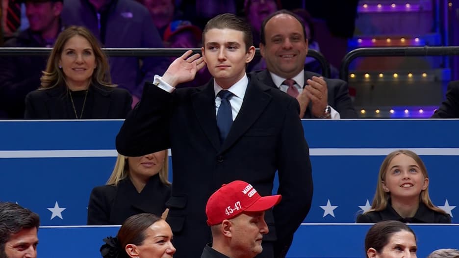 "طويل القامة".. شاهد رد فعل بارون ترامب على الحشد عندما عرفهم والده عليه بحفل التنصيب