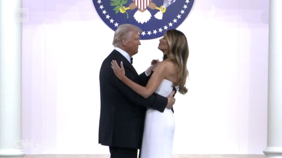 شاهد رقصة الرئيس الأمريكي دونالد ترامب والسيدة الأولى في حفل تنصيبه
