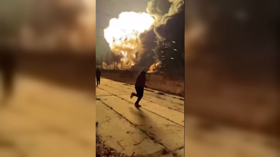 فيديو يُظهر حريقًا هائلاً في مصفاة نفط روسية جراء استهداف “درون” أوكرانية لها