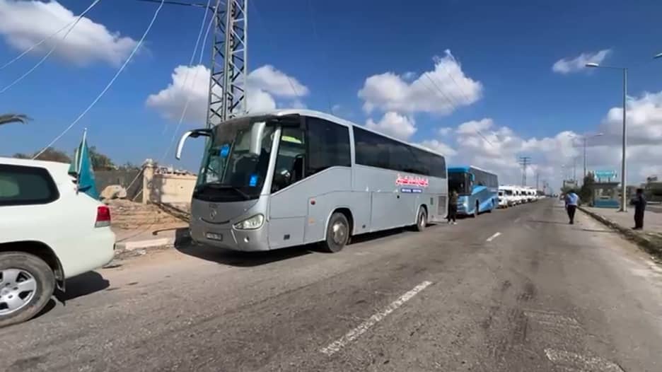 فيديو لحافلات تقل مرضى وجرحى فلسطينيين تصل إلى معبر رفح في طريقها إلى مصر