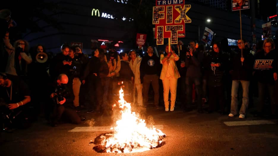 اندلاع احتجاجات عنيفة في إسرائيل بعد تهديد حماس بتأجيل إطلاق سراح المزيد من الرهائن