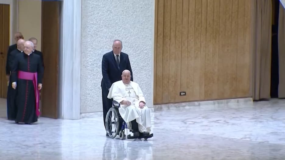 نقل البابا فرنسيس إلى المستشفى.. إليكم ما نعلمه عن حالته الصحية