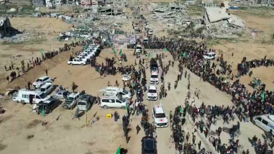 "درون" CNN توثق مشاهد لعملية تسليم الرهائن الإسرائيليين الثلاثة للصليب الأحمر