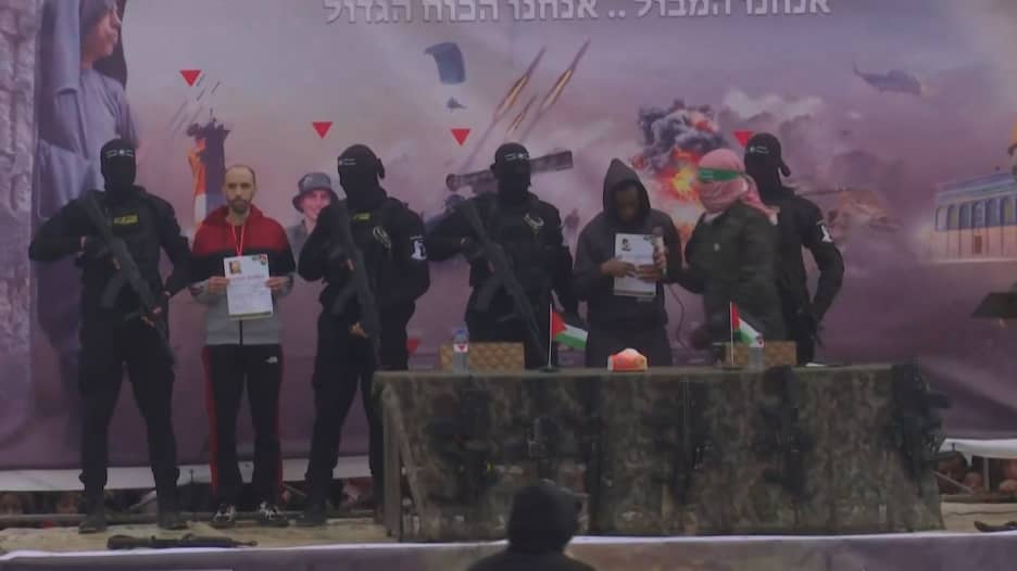 شاهد لحظة إفراج حماس عن إثنين من الرهائن الإسرائيليين في غزة