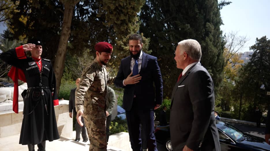 أكد دعم "سيادة سوريا ووحدتها".. شاهد استقبال العاهل الأردني لأحمد الشرع في الأردن