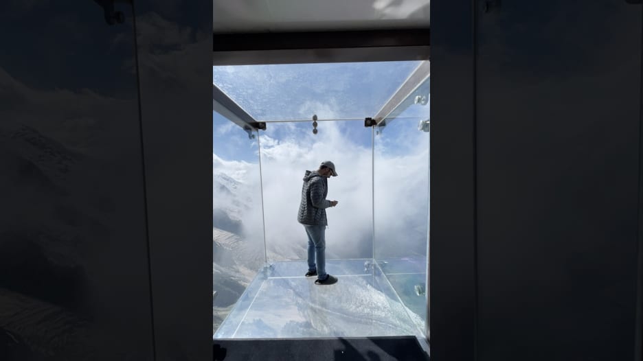 داخل غرفة زجاجية.. شاهد رحّال كويتي "مُعلّق" في أعالي الجبال في فرنسا