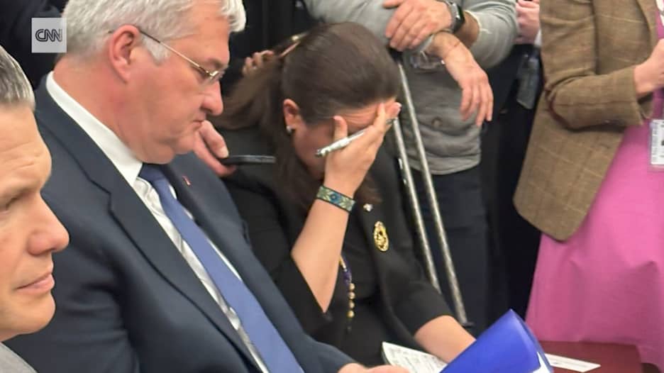 شاهد تأثر سفيرة أوكرانيا خلال الجدال العنيف بين ترامب وزيلينسكي