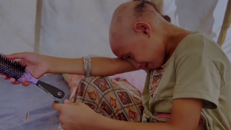 فقدت أغلب شعرها وجزءًا من طفولتها.. شاهد كيف أثرت الحرب في غزة على هذه الفتاة بعمر 8 سنوات فقط