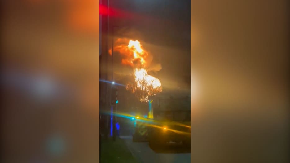 فيديو يُظهر حريقًا هائلاً قرب مطار هيثرو بلندن