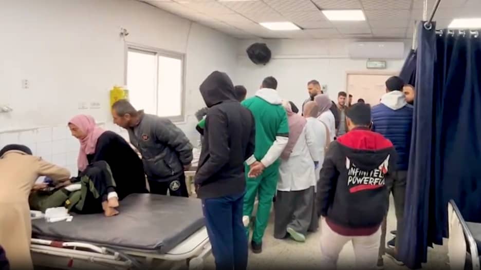 مع تصعيد إسرائيل هجماتها.. مشاهد مروعة من مستشفيات غزة