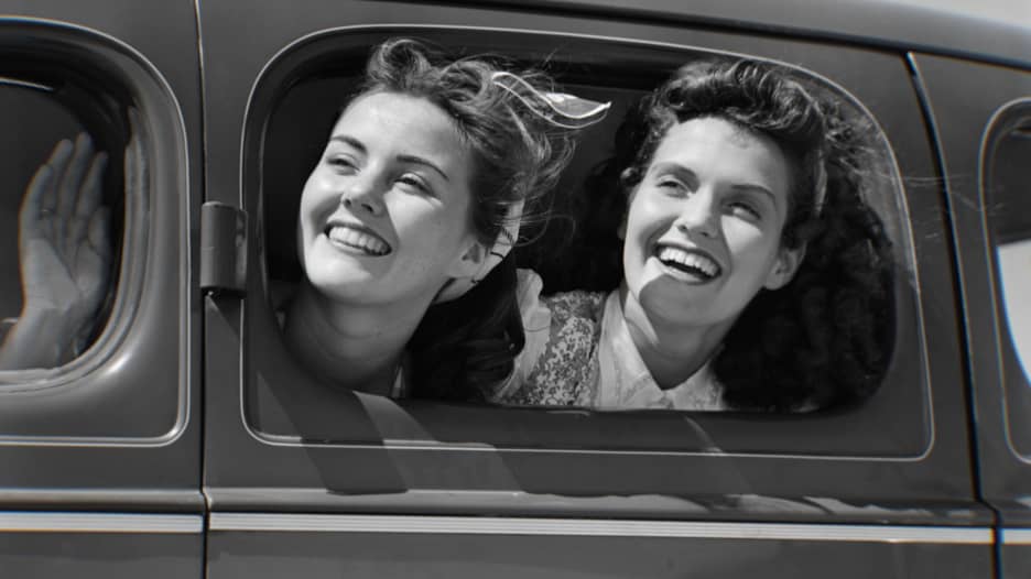 لا تتناول الطعام وحيدًا.. كيف يمكن لأشياء بسيطة أن تجلب لك سعادة أكبر