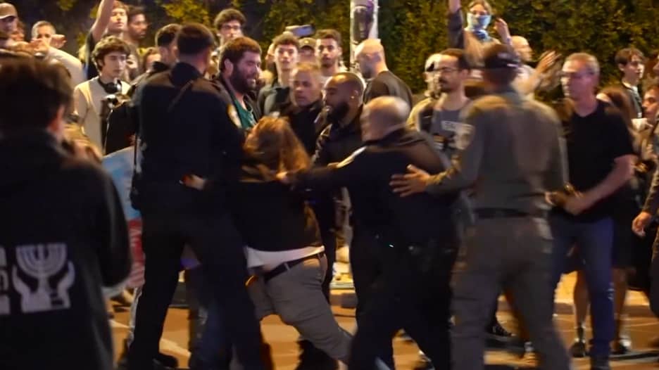 إسرائيل تصعّد هجماتها في غزة.. ومظاهرات في تل أبيب تطالب بصفقة مع حماس