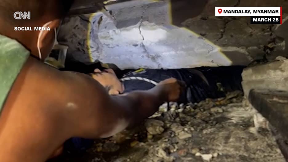 "تحلَّ بالصبر يا أخي".. شاهد لحظة إنقاذ شاب عالق تحت أنقاض زلزال ميانمار