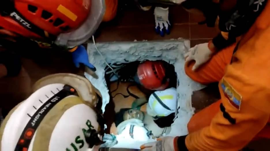 شاهد لحظة انتشال ناجٍ من تحت الأنقاض بعد 100 ساعة من زلزال ميانمار المدمر