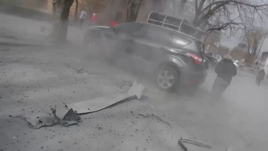 يوم دامٍ في أوكرانيا.. لحظة انفجار ضخم في سومي بعد قصفها بصواريخ عنقودية روسية