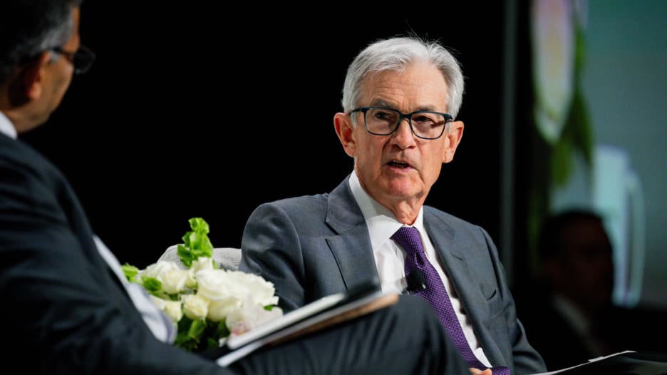 "البطالة سترتفع والتضخم سيزيد وسيتحمل الجمهور الثمن".. رئيس "الاحتياطي الفيدرالي" يعلق على تعريفات ترامب الجمركية