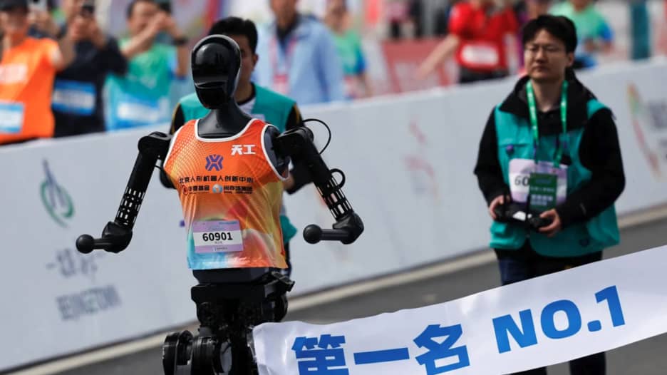 منافسة بين الإنسان والروبوتات أثناء نصف ماراثون سباق في الصين