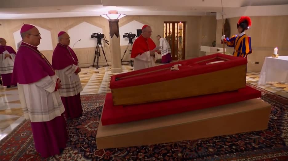 مع استمرار طقوس الحداد.. شاهد نعش البابا فرنسيس في مقر إقامته بالفاتيكان