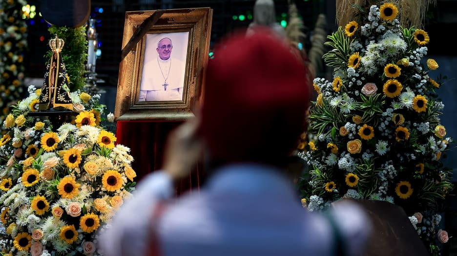 لماذا لن يتم دفن البابا فرنسيس في الفاتيكان؟.. مراسل CNN يوضح