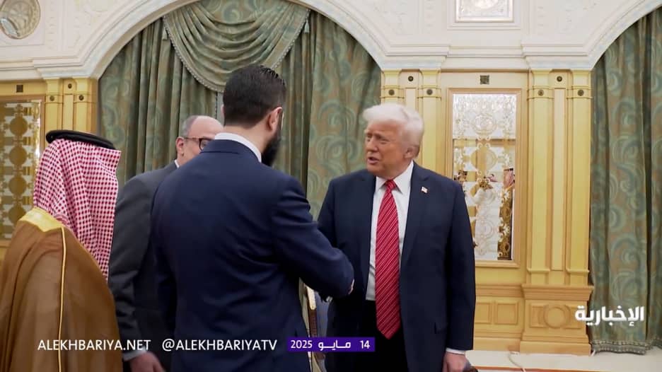 برفقة محمد بن سلمان.. لحظة مصافحة دونالد ترامب وأحمد الشرع في الرياض