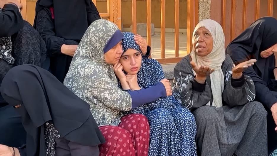"نريد لقمة العيش بكرامة".. فلسطينيون يتحدثون لـCNN بعد مقتل العشرات في