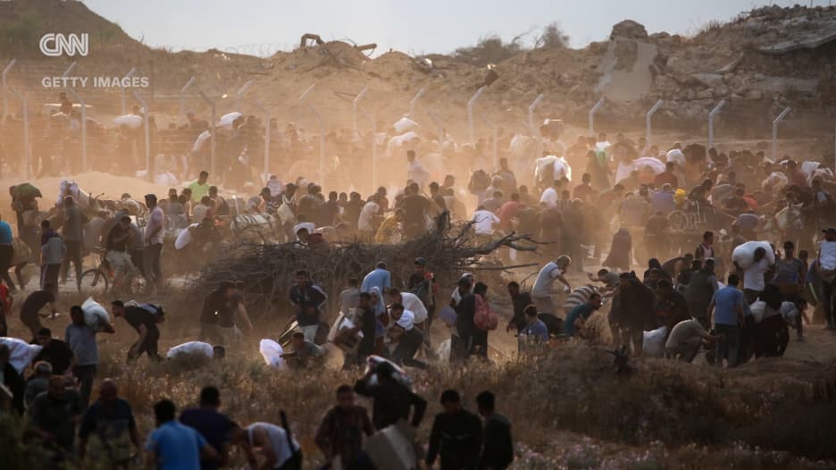 مجزرة المساعدات.. مقتل عشرات الفلسطينيين أثناء انتظار الغذاء في غزة بأعنف هجوم منذ أسابيع