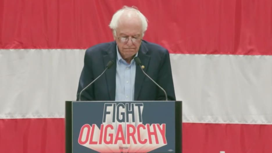 "ليس للرئيس الحق!".. شاهد رد فعل بيرني ساندرز عند علمه بالضربات الأمريكية على إيران خلال خطاب له