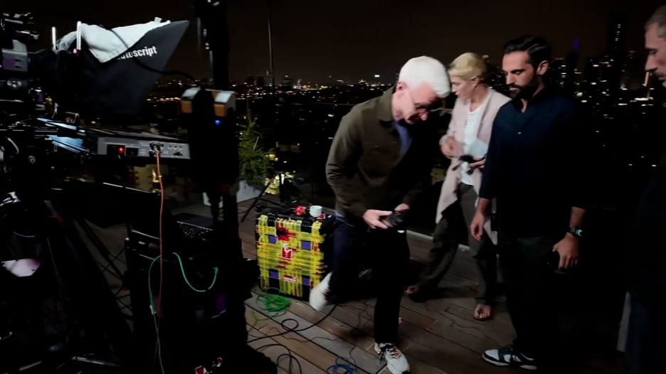 شاهد.. طاقم CNN يضطر للإخلاء أثناء البث المباشر تزامنًا مع إطلاق إيران لصواريخ