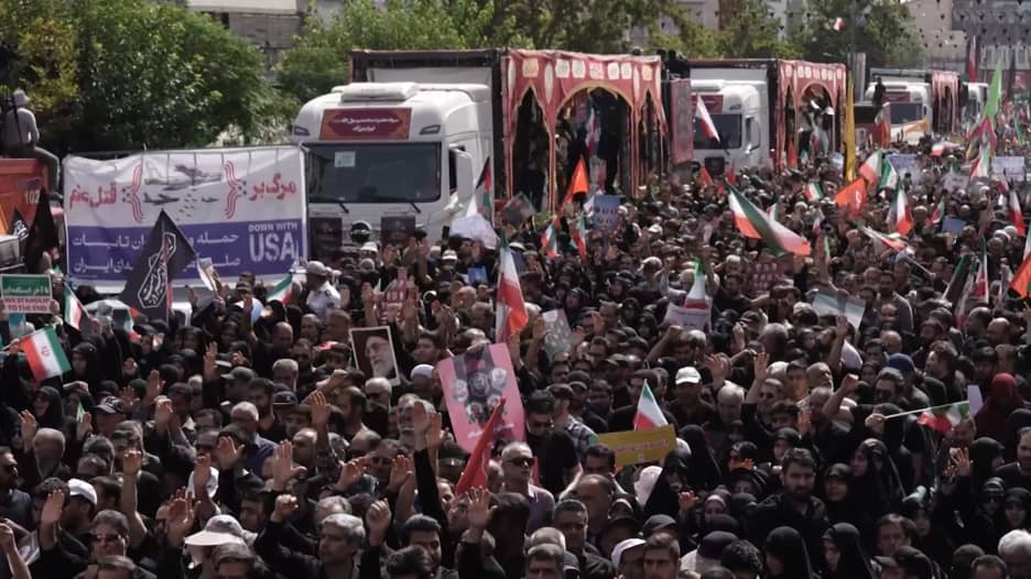إيران تُشيع قتلى الحرب مع إسرائيل بموكب جنائزي ضخم في قلب طهران