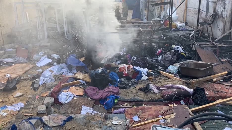 "كيس الدقيق غارق بالدم".. شهود عيان فلسطينيون يتحدثون عن غارة إسرائيلية أثناء انتظارهم المساعدات