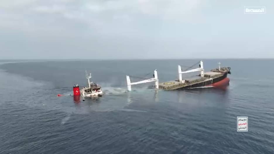 الثانية خلال أسبوع.. شاهد كيف أغرق الحوثيون سفينة شحن في البحر الأحمر