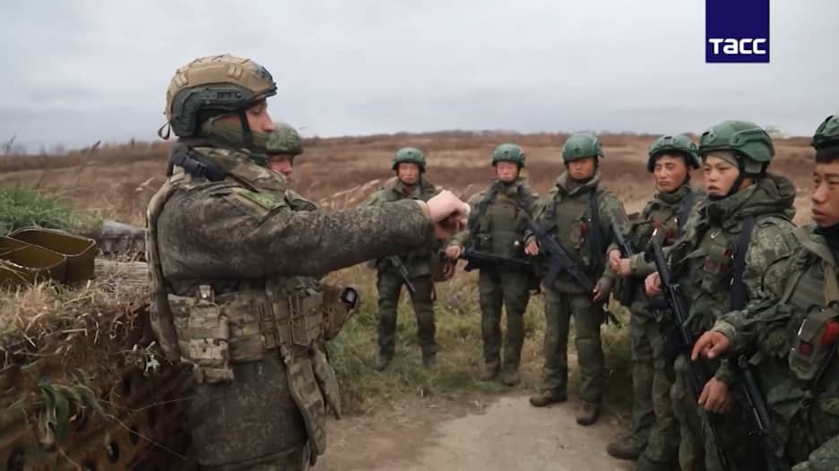 بعشرات آلاف الجنود.. كوريا الشمالية تنخرط أكثر الى جانب روسيا في حرب أوكرانيا