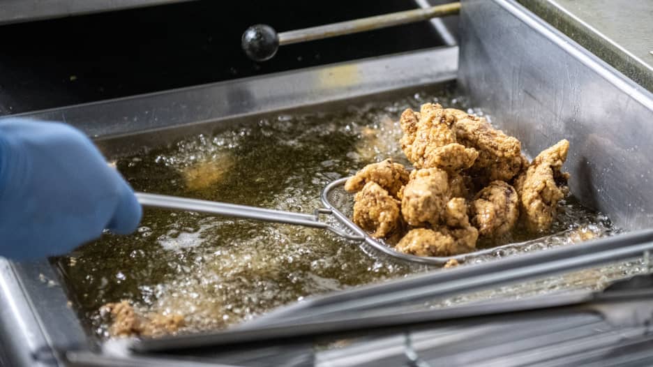 "سم قاتل".. كيف تجعل الأطعمة المقلية أكثر صحيّة؟