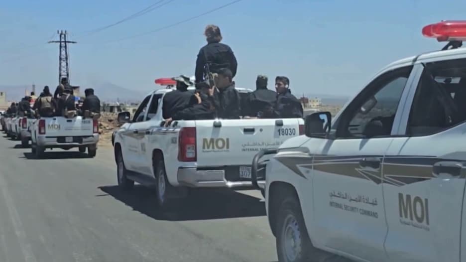 بعد اشتباكات طائفية دامية.. شاهد فيديو من ريف السويداء