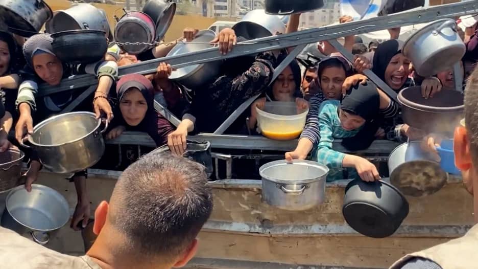 متشبثون بالأواني الفارغة.. سكان غزة ينتظرون الطعام ساعات للنجاة يومًا آخر