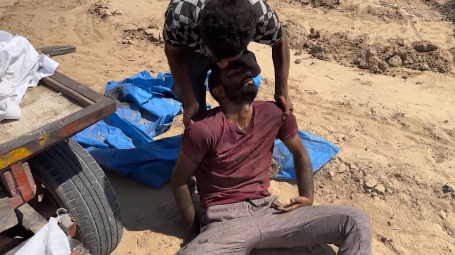 ضمن مشاهد قاسية للمجاعة في غزة.. شاب فلسطيني ينهار في الطريق بسبب الجوع