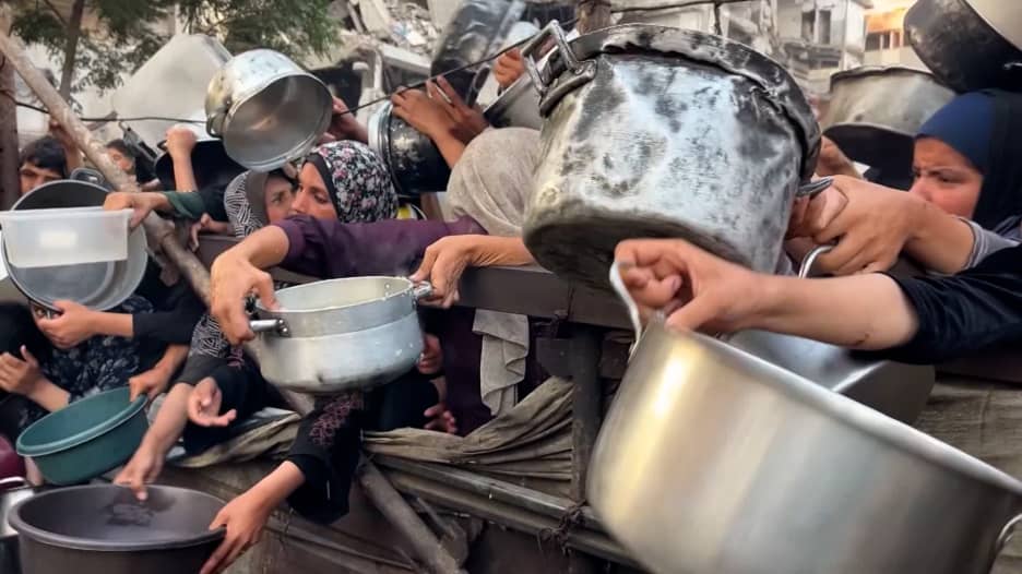 بطون خاوية وقتال على فتات.. فلسطينيون يصفون الحال وسط مجاعة وحرب غزة