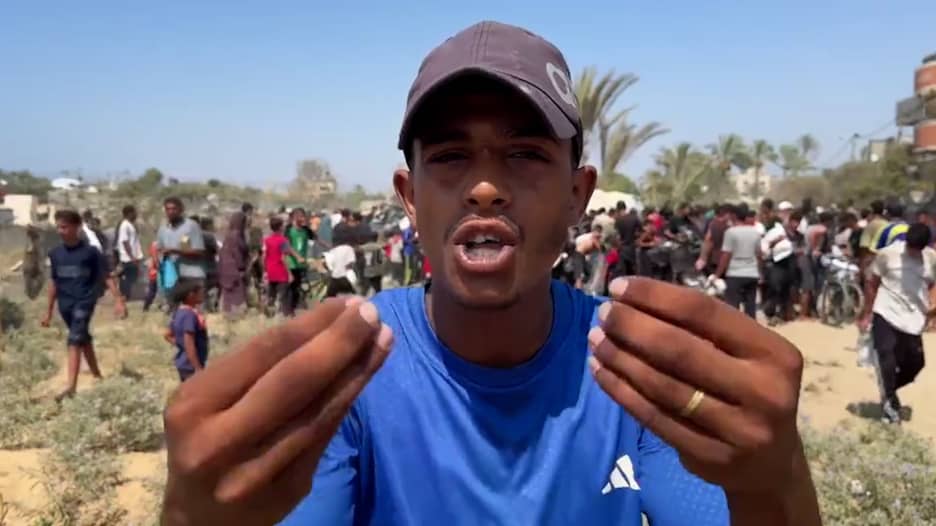 "لسنا كلابًا".. فلسطينيون يدينون "الإذلال" عند مطاردة المساعدات الجوية في غزة