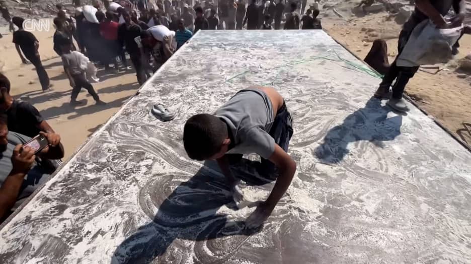 وسط جوع قاتل.. أطفال غزة يبحثون عن بقايا الدقيق بشاحنات المساعدات