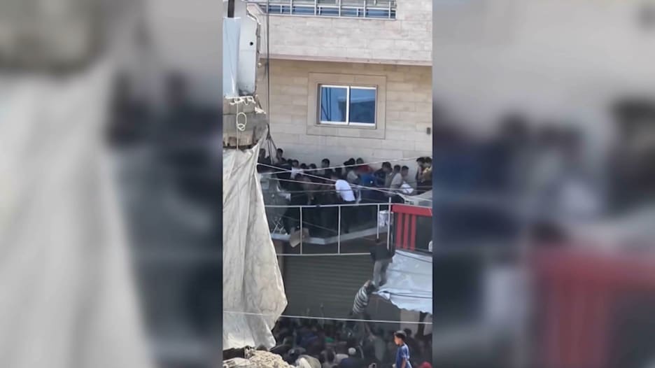 شاهد.. لحظة انهيار شرفة في غزة تحت وطأة حشودٍ تتدافع للحصول على مساعدات