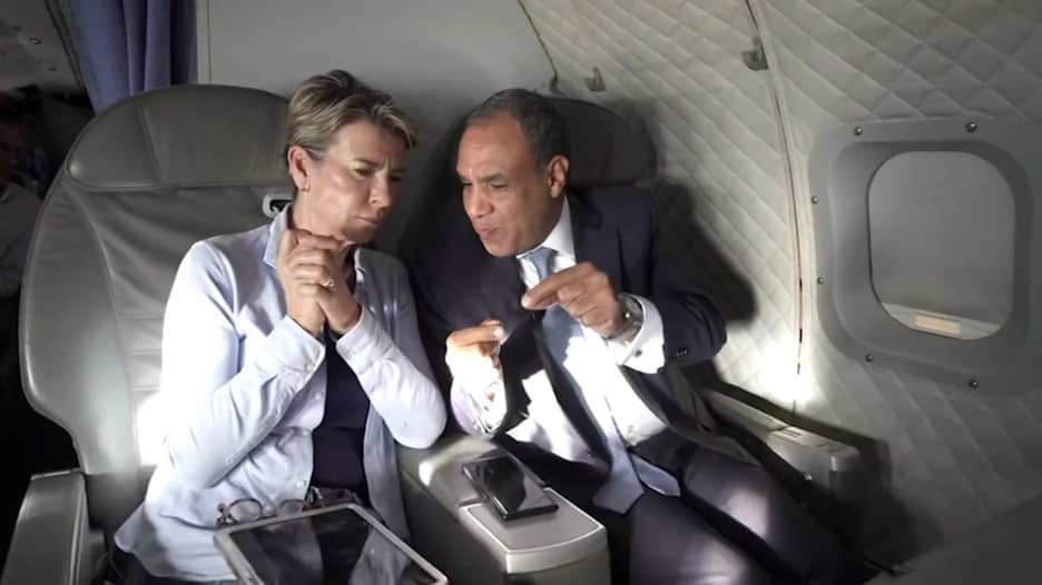 مذيعة CNN تزور معبر رفح مع وزير خارجية مصر.. هكذا رد على منتقدي حكومة بلاده بشأن غزة