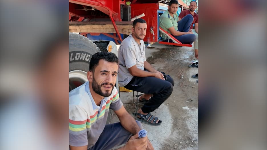 عند معبر رفح.. استمع إلى ما قاله سائقو شاحنات المساعدات الذين ينتظرون دخول غزة