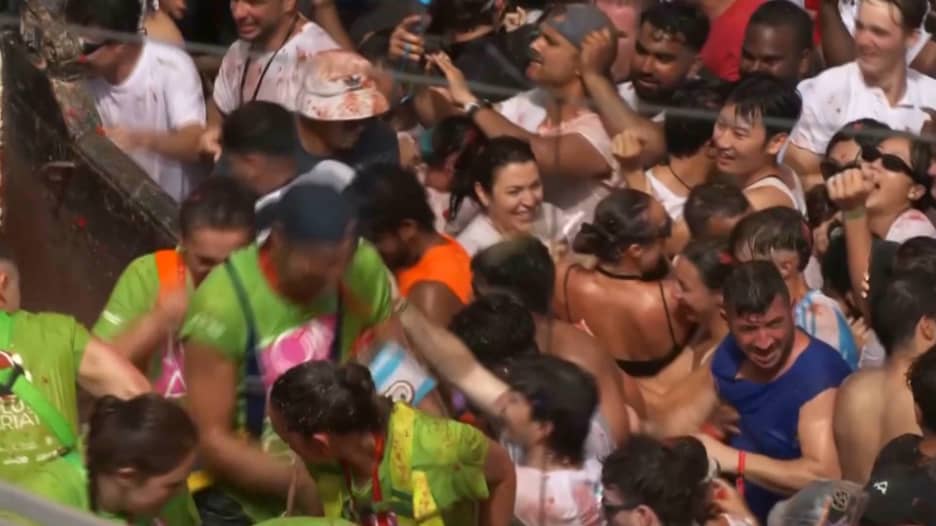 "توماتينا".. معركة تراشق 120 طنًا من الطماطم بين آلاف الأشخاص في إسبانيا