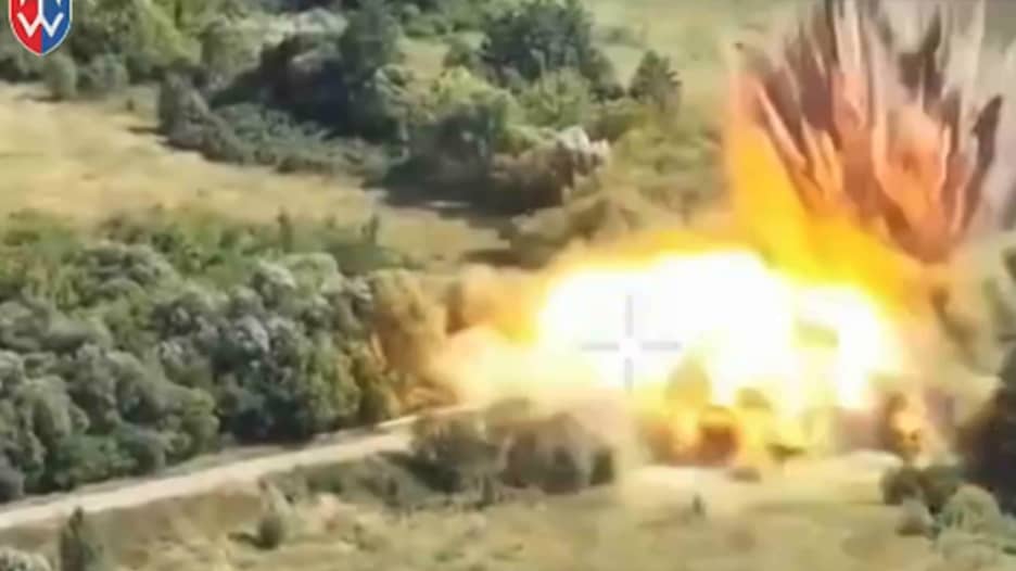 اكتشفتوا مخبأً للألغام تحتهما.. لحظة قصف أوكرانيا جسرين استراتيجيين في روسيا