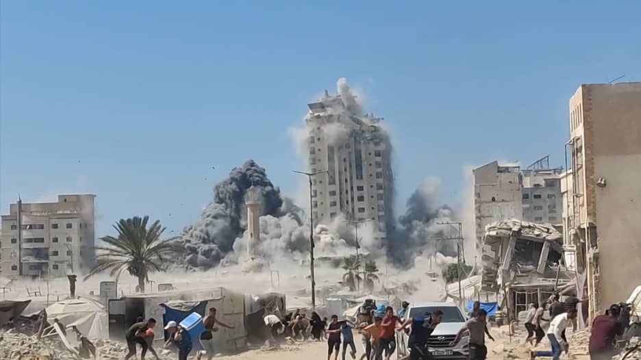 شاهد كيف استهدفت إسرائيل برج مشتهى في غزة مع تكثيف غاراتها الدامية على المدينة