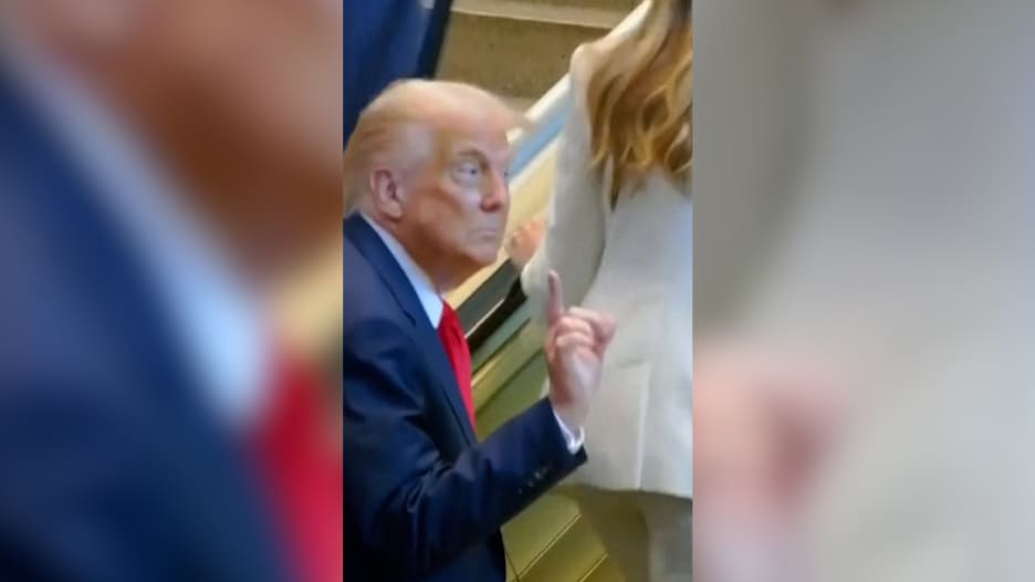 شاهد رد فعل ترامب بعد تعطل السلم المتحرك أمامه بالجمعية العامة للأمم المتحدة